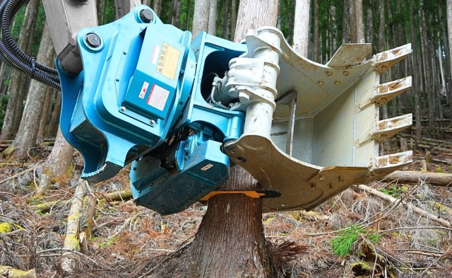 イワフジ工業 切る・掘る・運ぶ・固める1台で 11～18t林業機対応 新型道付用アタッチメント